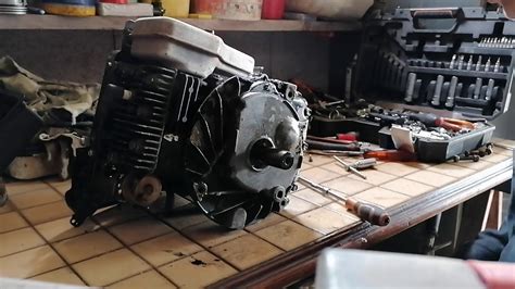 Photo d'un bloc moteur de motobineuse Iseki démonté pour inspection