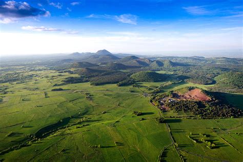 Paysage viticole des Côtes d'Auvergne sur sol volcanique