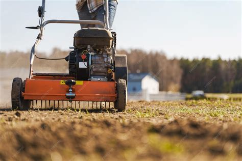 Outils d'aération et de scarification du sol