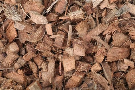 Comparatif visuel entre paillis de coques et paillis de fibres de coco