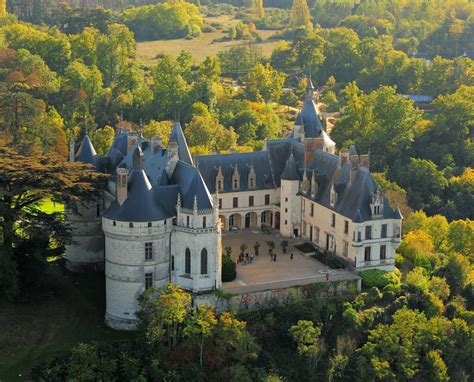 Vue panoramique du château de Chaumont-sur-Loire surplombant le fleuve
