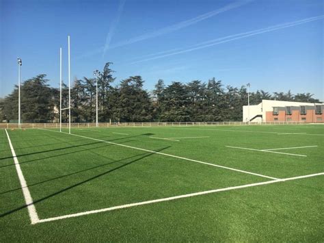 Terrain de rugby moderne avec pelouse synthétique haute performance
