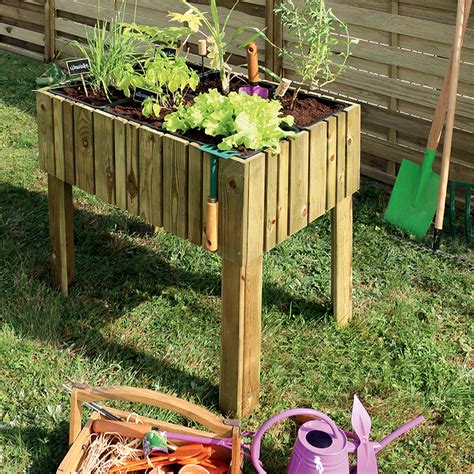 Carré potager surélevé rempli de légumes et d'herbes