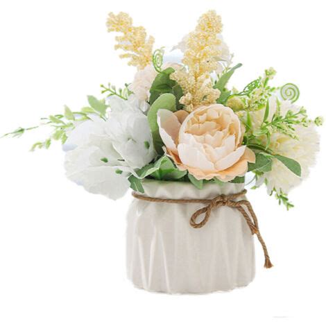 Un bouquet d'hortensias dans un vase en céramique sur une table en bois