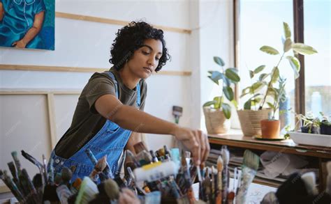 Artiste travaillant sur une peinture à l'huile d'hortensias