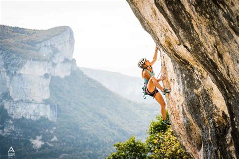 Vue d'ensemble d'une falaise d'escalade