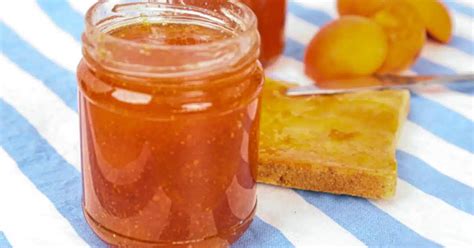 Bocaux de confiture d'abricots Bergeron faits maison