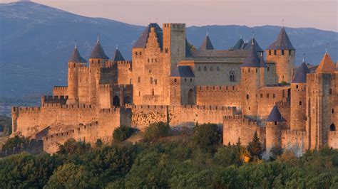 Vue panoramique d'un château médiéval entouré d'un domaine verdoyant