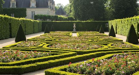 Jardin à la française avec sculptures et allées végétalisées