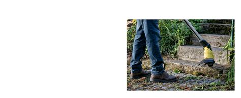 Désherbeur sans fil Kärcher WRE en action sur une allée pavée