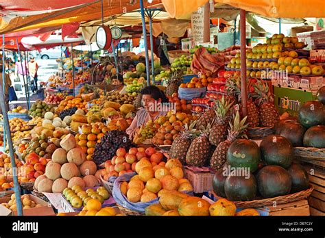 marché traditionnel balinais avec étals de fruits tropicaux colorés