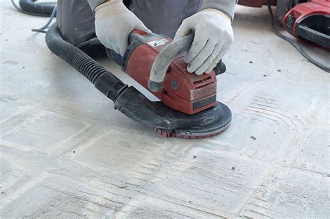 Exemple de surfaceuse à béton en action