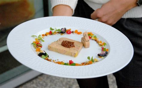 Schéma suggérant une présentation créative pour une assiette de viande de caractère