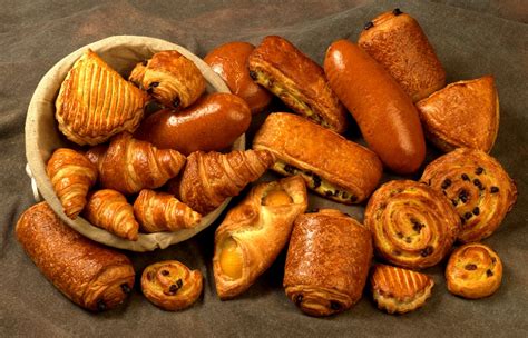 Assortiment de produits de boulangerie et pâtisserie fabriqués avec de la farine de drêche