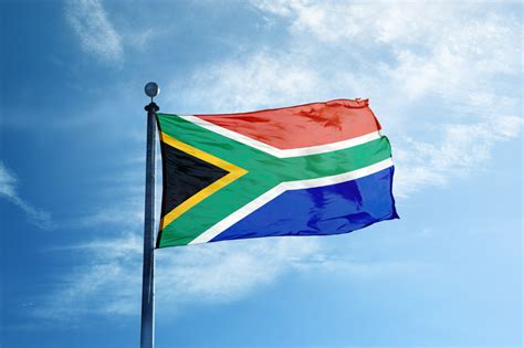 Saray Khumalo posant fièrement avec le drapeau de l'Afrique du Sud après son exploit