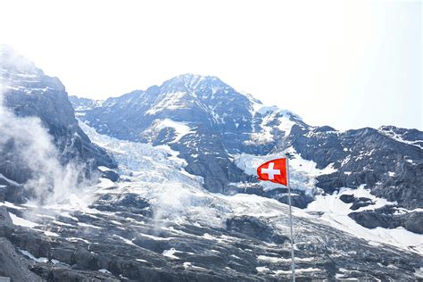 Le drapeau sud-africain flottant au sommet d'une montagne enneigée