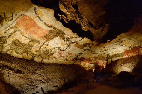 Vue d'ensemble de la salle des Taureaux dans la grotte de Lascaux