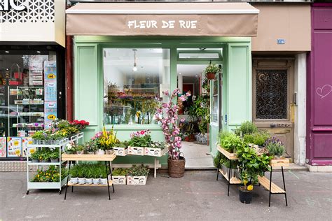 Intérieur chaleureux d'une boutique de fleurs avec des fauteuils cocooning