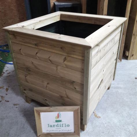 Schéma illustrant les dimensions standard 60x60 cm d'une jardinière carrée placée sur une terrasse