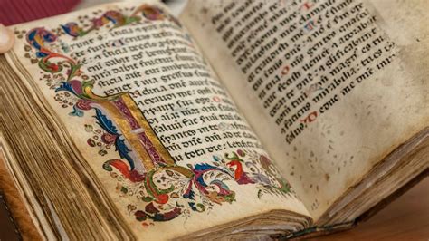 Livre ancien ouvert sur une page manuscrite