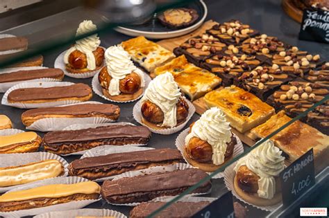 Assortiment de pâtisseries maison proposées au café