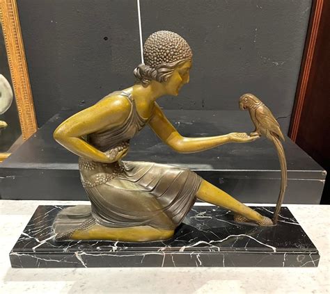 Sculpture Art Déco d'une femme stylisée