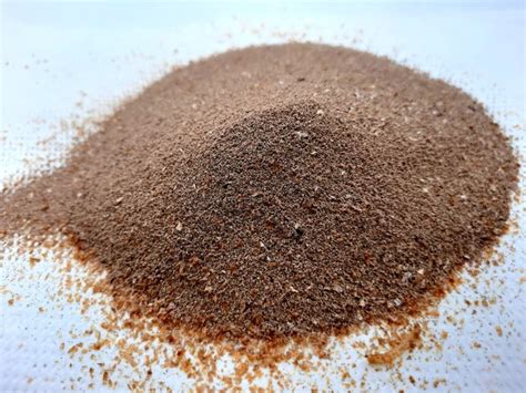 Épandage de guano de vers de farine sur un parterre de fleurs