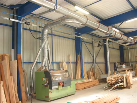 Machine soufflant des copeaux de bois dans un tuyau