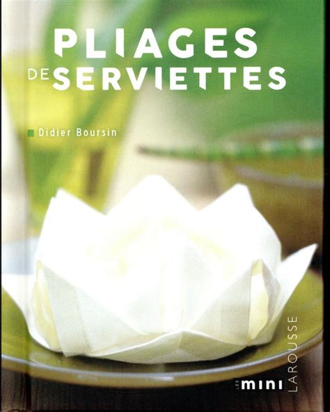 Illustration montrant une variété de pliages de serviettes inspirés par la flore