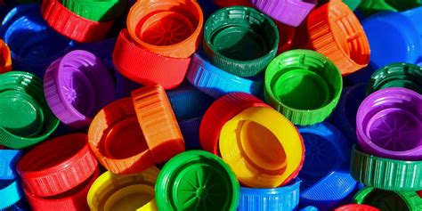 Bénévoles triant des bouchons plastiques dans un centre de collecte