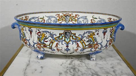 une jardinière en faïence polychrome aux motifs floraux typique de la période 1900