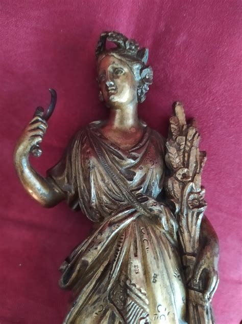 Statue antique de Cérès assise