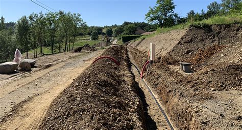 Photo d'une tranchée technique en cours d'installation pour un réseau d'arrosage enterré