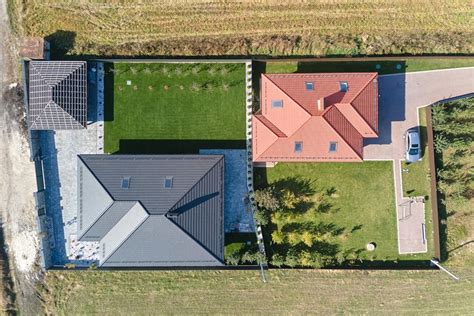 Vue aérienne stylisée d'un jardin avec différentes zones d'arrosage colorées