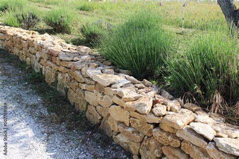 Exemple de muret en pierre sèche typique de la maçonnerie paysagère en montagne