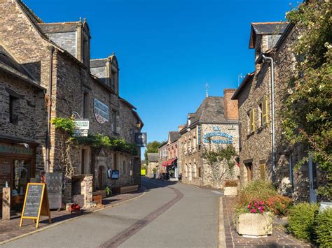 Vue aérienne du village de Lohéac avec mise en évidence des établissements