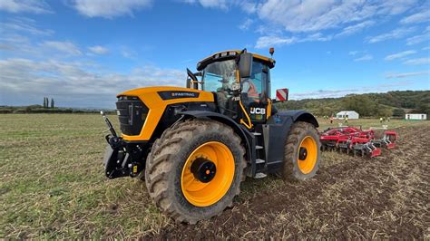 Tracteur JCB Fastrac en action dans un champ