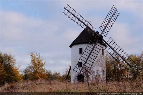 Paysage rural et moulin traditionnel en France