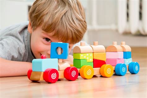 Un enfant jouant avec des miniatures dans un garage en bois