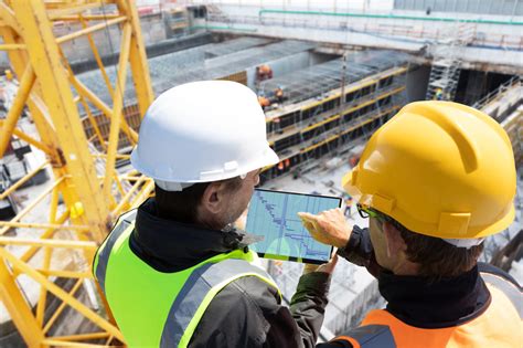 Ingénieur supervisant l'injection de coulis sur un chantier