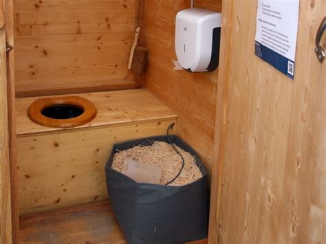 Système de toilettes sèches pour le compostage humain