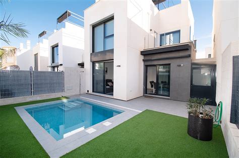 Piscine extérieure dans un logement de vacances en Alsace