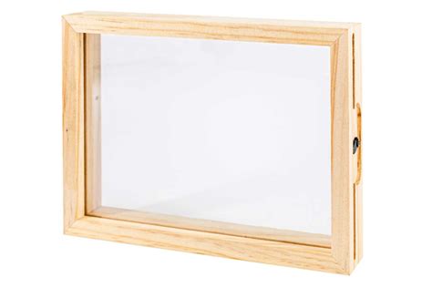 Gros plan sur un cadre en bois avec un motif floral