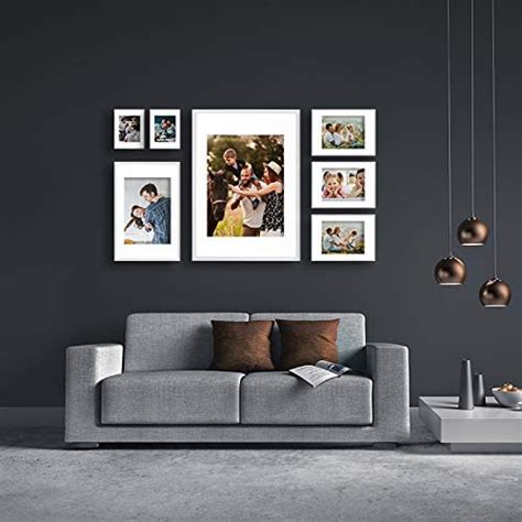 Un collage de photos de famille dans un grand cadre