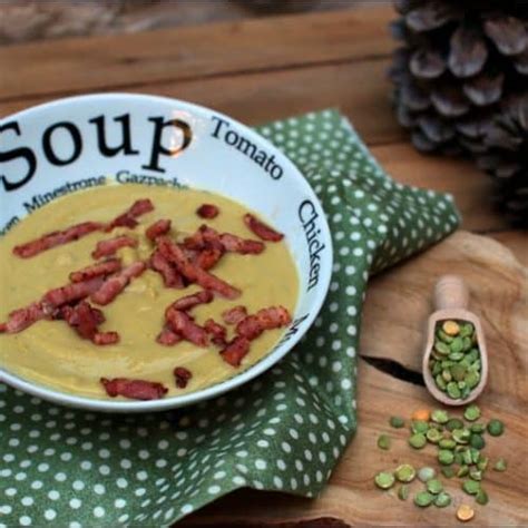 ingrédients frais disposés pour la préparation du potage : pois cassés, légumes racines et lardons