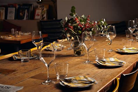 Ambiance conviviale autour d'une table dans un gîte rural