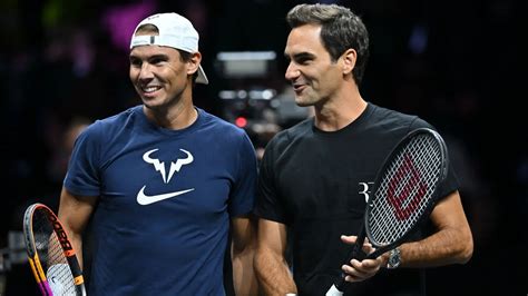 Roger Federer et Rafael Nadal se serrant la main sur un court hybride
