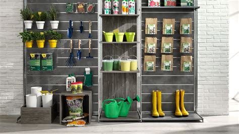Rayon de produits de jardinage en jardinerie