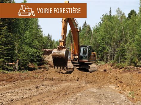 Épandage de BRF sur un chemin forestier