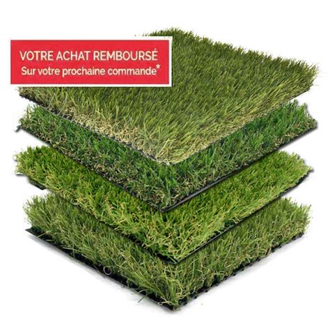 Photo comparative de différents échantillons de gazons synthétiques dans le showroom